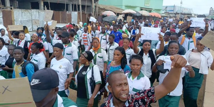 N’zérékoré : des candidats à l’examen de sortie manifestent pour réclamer leurs PV