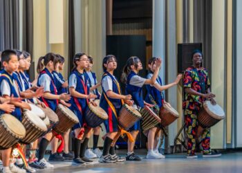 Une école de djembé dans un village japonais : l’héritage guinéen rayonne à Osaka