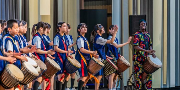 Une école de djembé dans un village japonais : l’héritage guinéen rayonne à Osaka