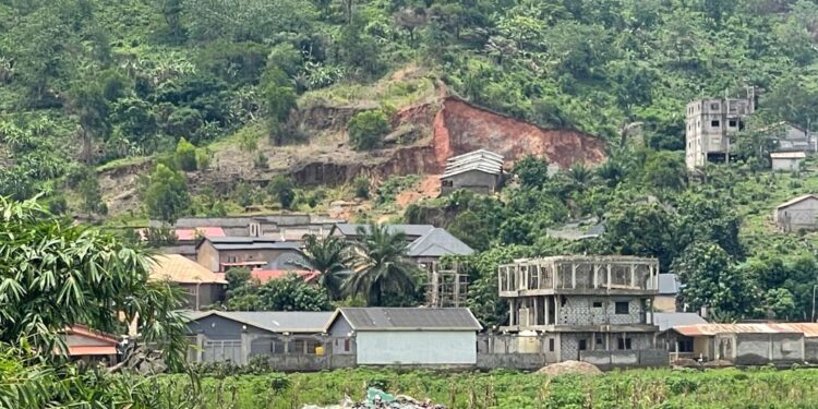 Grand Conakry: des constructions à risque au pied du mont Kakoulima