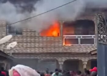 Incendie en cours à Tanga (T8) : un immeuble R+1 ravagé par les flammes