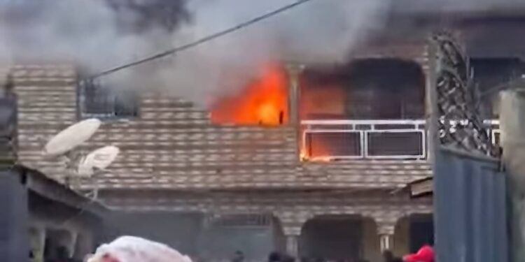 Incendie en cours à Tanga (T8) : un immeuble R+1 ravagé par les flammes