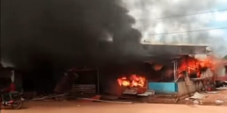 Lambanyi : tensions après la mort d’un homme, un bar incendié