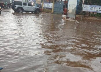 Lambanyi : le calvaire des usagers de la ruelle jouxtant le centre commercial, inondée à chaque pluie depuis six ans