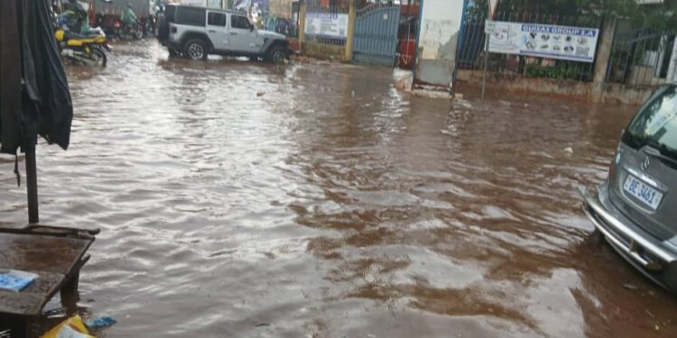 Lambanyi : le calvaire des usagers de la ruelle jouxtant le centre commercial, inondée à chaque pluie depuis six ans
