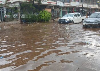 Lambanyi : le calvaire des usagers de la ruelle jouxtant le centre commercial, inondée à chaque pluie depuis six ans