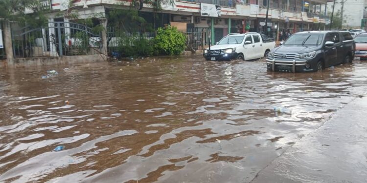 Lambanyi : le calvaire des usagers de la ruelle jouxtant le centre commercial, inondée à chaque pluie depuis six ans