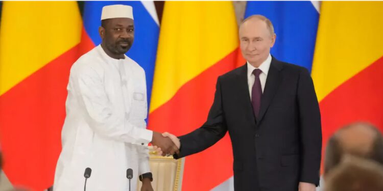 Assimi Goïta reçu par Vladimir Poutine pour renforcer les liens avec Moscou