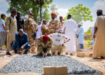 Kankan : le Général Doumbouya se recueille sur la tombe de son défunt père