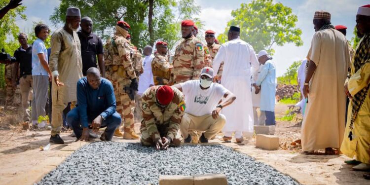 Kankan : le Général Doumbouya se recueille sur la tombe de son défunt père
