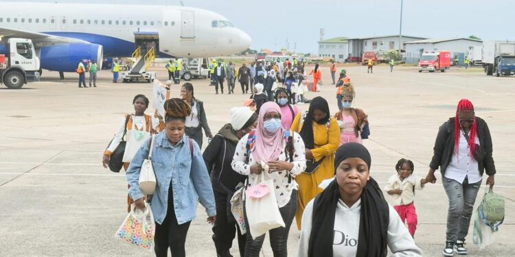 Aéroport AST : 125 migrants guinéens regagnent le pays en provenance d’Égypte