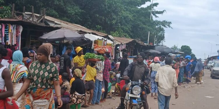 Occupation anachique des voies publiques : le retour incontrôlé des marchands ravive la colère au marché d&rsquo;Enco 5