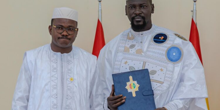 Nouvelle Constitution: le président de la République au-dessus des partis et interdit…