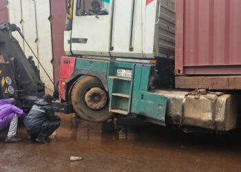 Conakry: un camion trop chargé bloque l’échangeur de l’aéroport AST, trafic perturbé