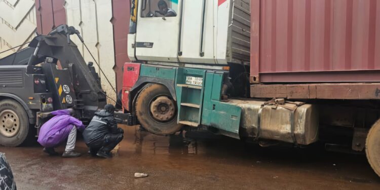 Conakry: un camion trop chargé bloque l’échangeur de l’aéroport AST, trafic perturbé