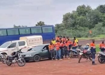 Tensions à Kouroussa : des jeunes bloquent l’accès à la mine KGM pour dénoncer des licenciements