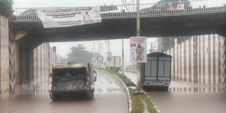 Fortes pluies à Conakry : plusieurs axes routiers bloqués, la circulation paralysée