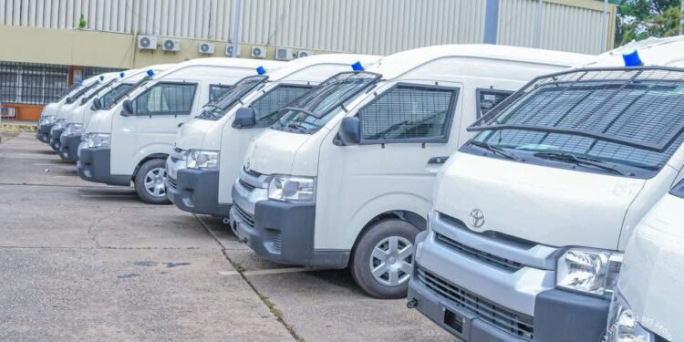 Justice : le ministre Yaya Kairaba Kaba met à disposition 25 bus pour le transport sécurisé des détenus