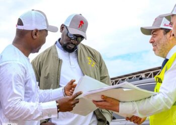 Le Gl Doumbouya sur les chantiers de l’aéroport international Ahmed Sékou Touré et la cité administrative de Koloma pour s&rsquo;assurer de l’évolution des travaux.
