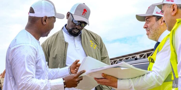 Le Gl Doumbouya sur les chantiers de l’aéroport international Ahmed Sékou Touré et la cité administrative de Koloma pour s&rsquo;assurer de l’évolution des travaux.