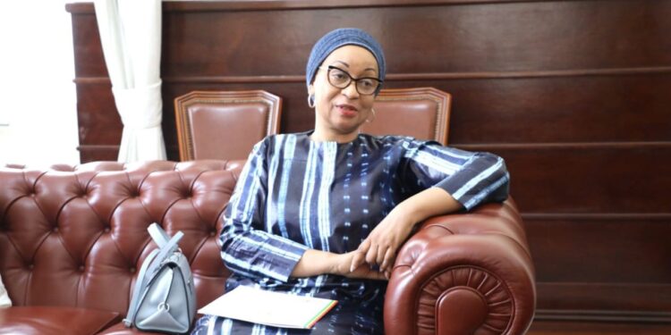 Projet de Constitution: « il y aura un oui massif en Angola », promet l’ambassadrice Zenab Saïfon Diallo