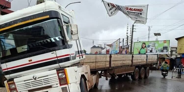 Accident à Taouya : un camion bloque la chaussée et provoque un embouteillage