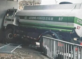 Bambéto: un autre camion percute de nouveau l’échangeur, la circulation paralysée