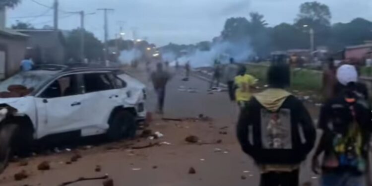 Colère à Kokoma: un taxi-motard tué par une voiture lancée à vive allure dimanche soir