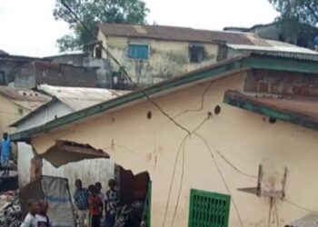 Pluies diluviennes à Conakry : le mur d’une concession s’écroule à Demoudoula et fait un blessé et des dégâts matériels