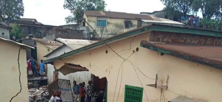 Pluies diluviennes à Conakry : le mur d’une concession s’écroule à Demoudoula et fait un blessé et des dégâts matériels