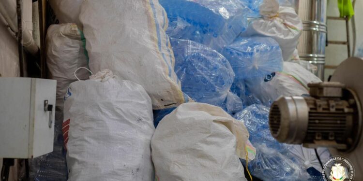 Pénurie d’eau potable : les citoyens inquiets après la fermeture massive des unités de production