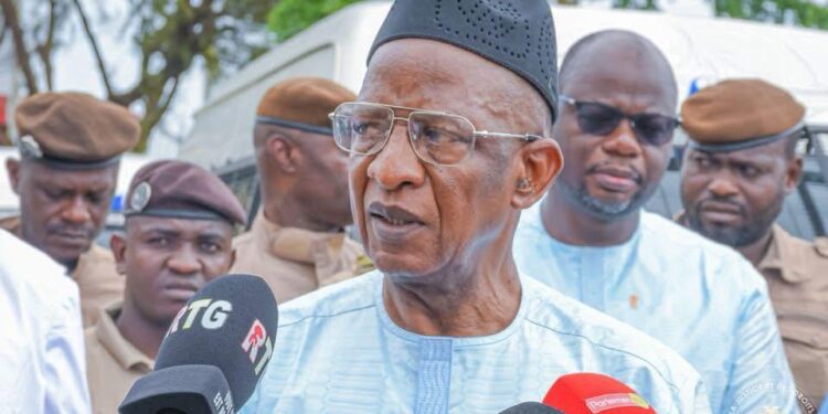 Justice : le ministre Yaya Kairaba Kaba met à disposition 25 bus pour le transport sécurisé des détenus