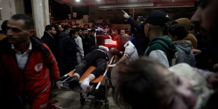 Gaza : 15 morts, dont quatre journalistes, dans des frappes israéliennes sur un hôpital