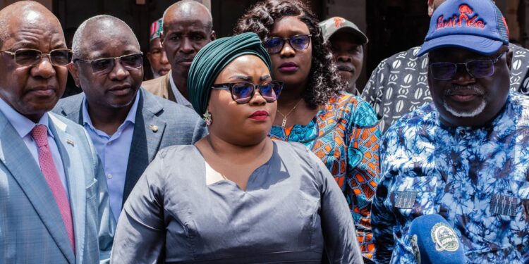 Incendie à Madina: la Ministre du commerce au chevet des victimes, déplore d’énormes dégâts matériels et financiers