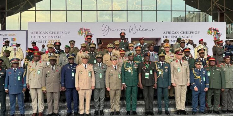 Coopération sécuritaire : le chef d’état-major guinéen participe au sommet des chefs d’état-major africains à Abuja