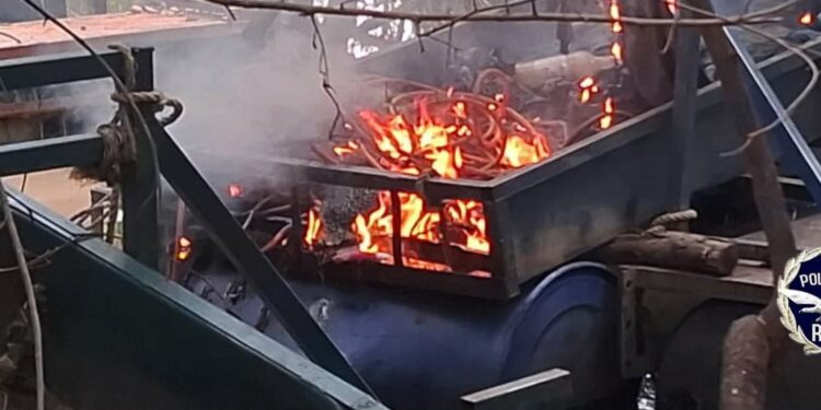 Mandiana: la BSIP démolit des digues illégales sur le fleuve Sankarani pour lutter contre l’orpaillage sauvage