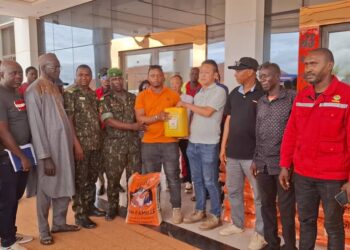 Boffa : la société SD Mining offre plusieurs tonnes de riz et plus d’une centaine de bidons d’huiles aux communautés impactées