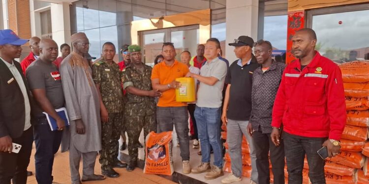 Boffa : la société SD Mining offre plusieurs tonnes de riz et plus d’une centaine de bidons d’huiles aux communautés impactées