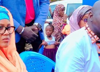 Tournée humanitaire de la Directrice Générale des Impôts: Mme Foula Diallo présente ses condoléances aux familles des victimes des inondations à Conakry