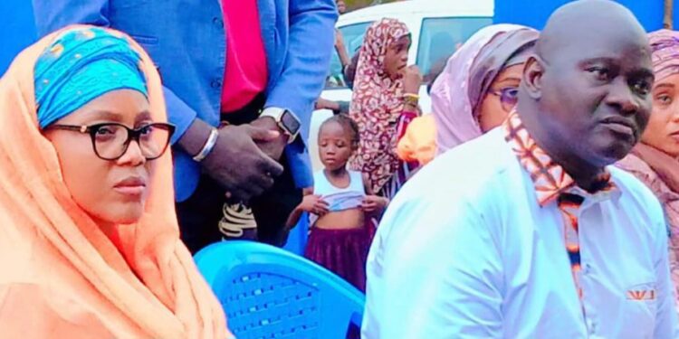 Tournée humanitaire de la Directrice Générale des Impôts: Mme Foula Diallo présente ses condoléances aux familles des victimes des inondations à Conakry