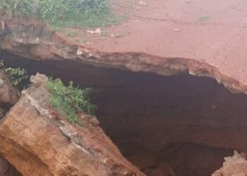 Siguiri : l’orpaillage sauvage provoque l’effondrement d’une route entre 𝗙𝗮𝘁𝗼𝘆𝗮 𝗲𝘁 𝗞𝗼𝗳𝗶𝗹𝗮𝗻𝗶 (AGEROUTE)