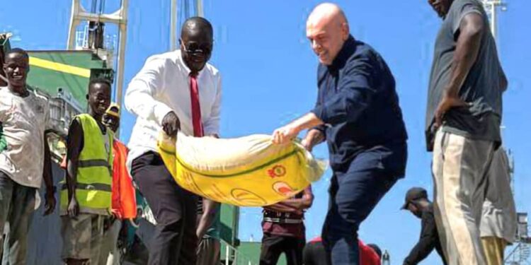 Engagement exemplaire : Mustafa Levent Adali et Ousmane Savané en première ligne avec les dokers pour booster le débarquement des marchandises