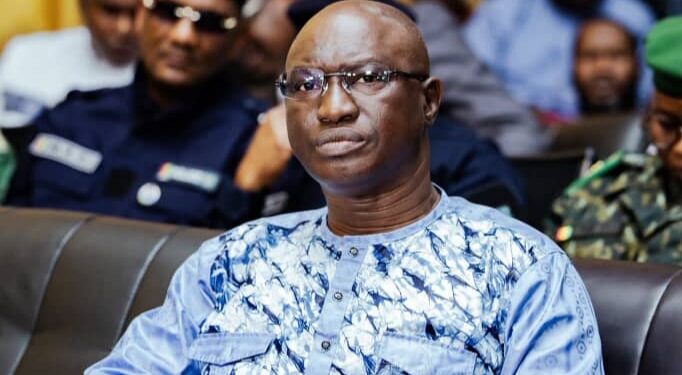 Le ministre Laye Sékou Camara met en avant,  les avantages des projets routiers adoptés par le CNT