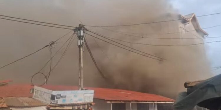 Lambanyi : incendie en cours au carrefour Rex