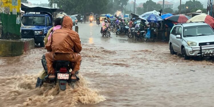 Alerte météo en Guinée: risque élevé d’inondations à Conakry jusqu’au 23 août
