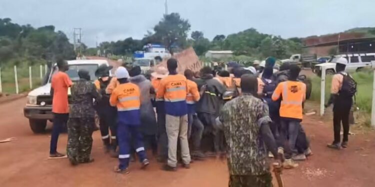 Kouroussa: des travailleurs réclament leur intégration directe chez KGM et dénoncent la précarité