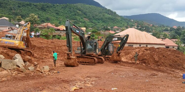 Glissement de terrain à Manéah : les recherches s’intensifient avec cinq engins déployés 