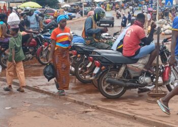 KM36 : ordures, vendeurs et motards, le chaos total sur un pont abandonné