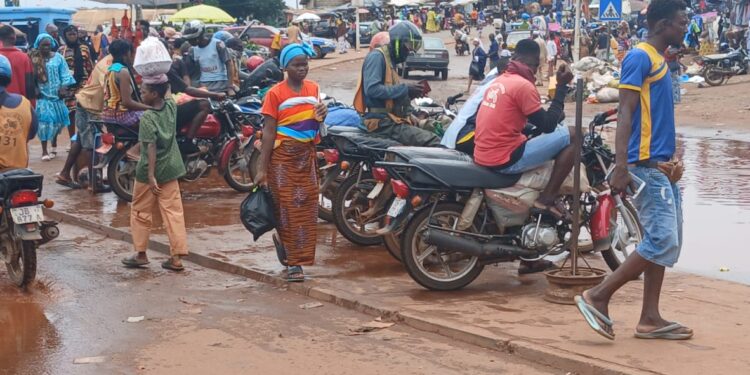 KM36 : ordures, vendeurs et motards, le chaos total sur un pont abandonné