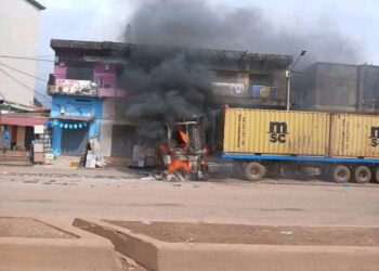 Sonfonia : un camion ravagé par les flammes sous l’œil impuissant du propriétaire 